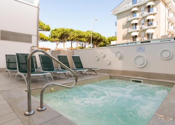 hotelbassetti en offer-june-hotel-pinarella-di-cervia-with-heated-pool 005
