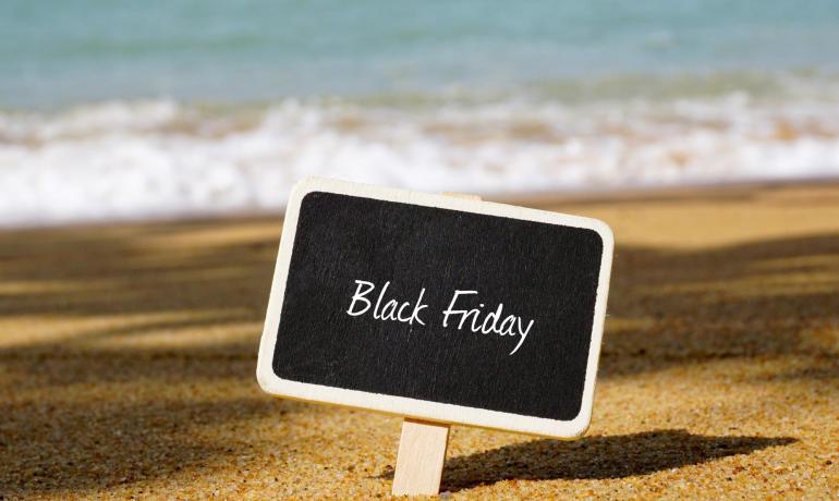 Black Friday Schild am sonnigen Strand mit Meer.